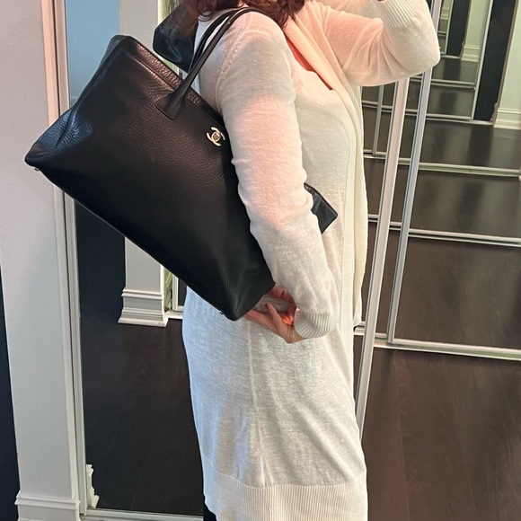 AUTHENTIC - Chanel black executive cerf tote medium. - Picture 3 of 16
